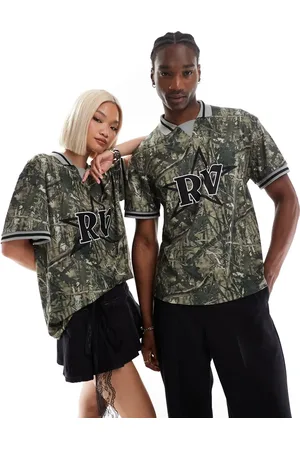 Reclaimed Polo unisex deportivo con estampado de camuflaje y logo de