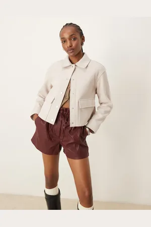 New Look Chaqueta corta color estilo camisa con bolsillos de -Beis neutro