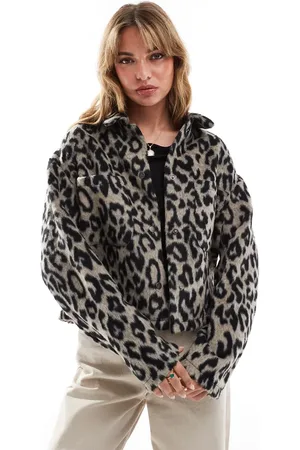 New Look Chaqueta corta estilo camisa con estampado de leopardo de