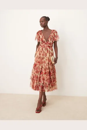 Lace & Beads Vestido de dama de honor midi rosa con cuello de pico y estampado floral de tul Madison de -Multicolor