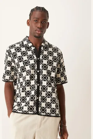 Abercrombie & Fitch Polo blanco y negro abotonado con diseño de patrón de punto de croché de