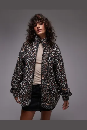 Topshop Polar con estampado de leopardo, cuello alzado y cremallera de borreguito de