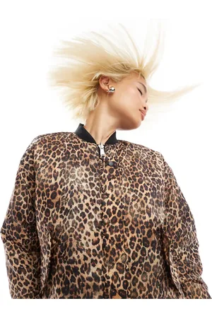 Monki Chaqueta bomber extragrande con diseño reversible con estampado de leopardo y negra guateada con patrón de estrellas de -Multicolor