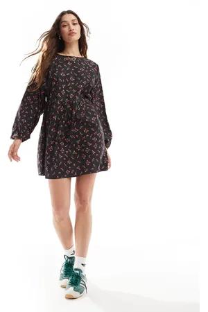 Daisy Street Vestido corto negro amplio con estampado de florecitas rojas de