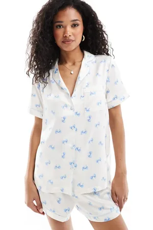 Loungeable Pijama de camisa de manga corta con cuello de solapas y pantalones cortos con estampado de lazos de satén de