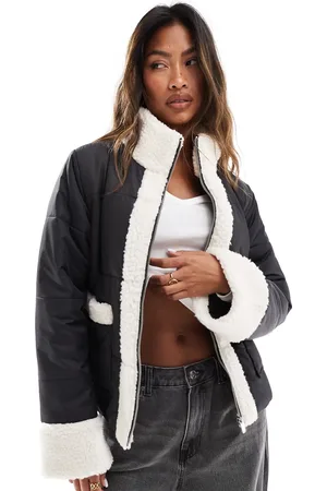 In The Style Chaqueta negra acolchada con ribete color crema de borreguito de