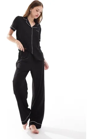 Loungeable Pijama de pantalones y top abotonado de manga corta de canalé suave de