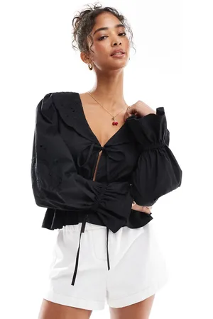Miss Selfridge Blusa negra con detalles calados y lazada delantera de popelina de