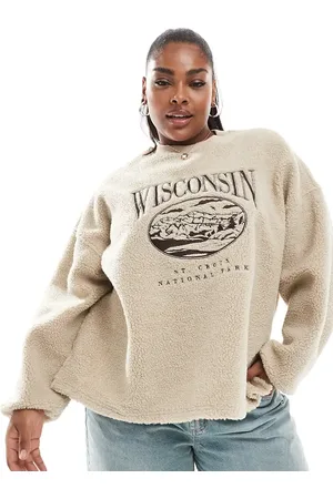 ASOS Sudadera con bordado de "Wisconsin" de borreguito de ASOS DESIGN Curve- neutro