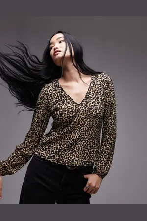 MANGO Top corto con estampado de leopardo y cuello de pico de