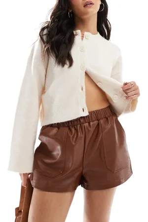 Miss Selfridge Pantalones cortos color sin cierres de cuero sintético de -Beis neutro