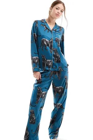 Chelsea Peers Pijama de top abotonado y pantalones con estampado de panteras de satén de