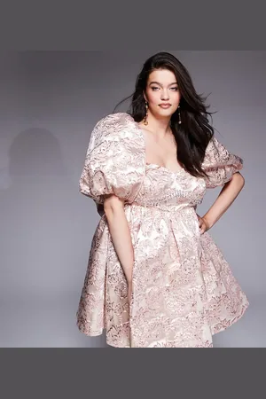 ASOS Vestido corto con mangas abullonadas, patrón de jacquard y adornos en el pecho de Curve