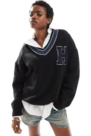 Daisy Street Jersey con bajo desflecado, detalle universitario y cuello de pico de punto de