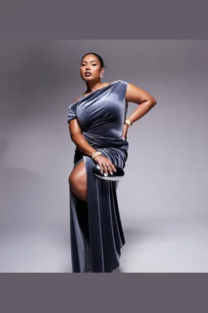 ASOS Vestido largo asimétrico con detalle drapeado y abertura lateral de terciopelo premium de ASOS DESIGN Curve-Azul marino