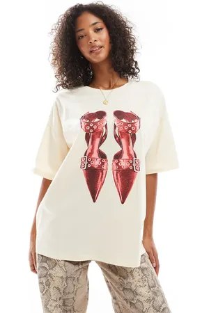 ASOS Camiseta larga color con diseño encogido y estampado gráfico de zapatos de tacón bajo de -Sin color