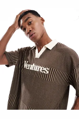 ASOS Polo marrón extragrande de manga corta con aplicación estampada en el pecho de canalé de