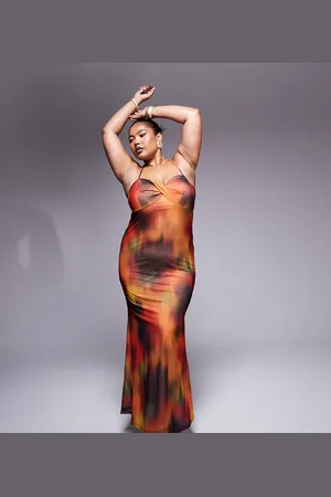 ASOS Vestido largo con llamativo y detalle retorcido en el pecho de malla de ASOS DESIGN Curve-Multicolor