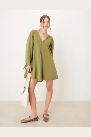 ASOS Vestido corto verde con cuello de pico, bajo acampanado y lazadas en las mangas de punto muy suave de