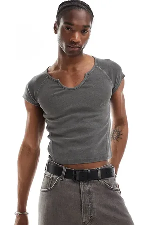Reclaimed Camiseta lavado encogida con detalle de muesca en el cuello de canalé de