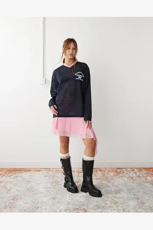 COLLUSION Camiseta de estilo deportivo con cuello de pico de tejido Airtex de
