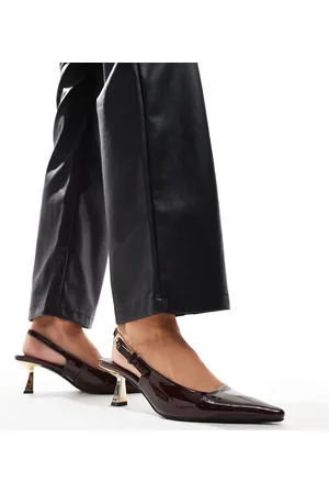 Simmi London Zapatos marrones destalonados de tacón bajo con puntera fina de charol June de SIMMI London Wide Fit-Marrón