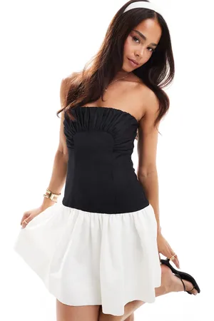Forever New Vestido corto negro y crema fruncido con diseño color block de
