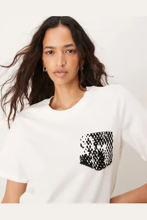 JDY Camiseta blanca con detalle de bolsillo con estampado de serpiente de