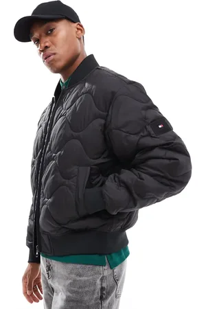 Tommy Hilfiger Chaqueta bomber negra con diseño guateado ondulado de