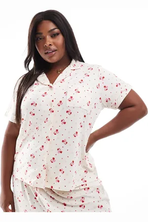 Loungeable Pijama de pantalones cortos y top con cuello de solapas, ribetes y estampado de cerezas y corazones de tejido muy suave de Curve