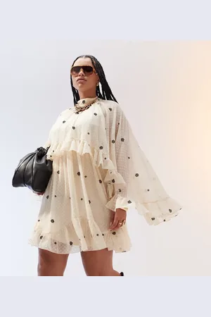 ASOS Vestido corto color con diseño bordado y capa superior de plumeti de ASOS DESIGN Curve-Blanco