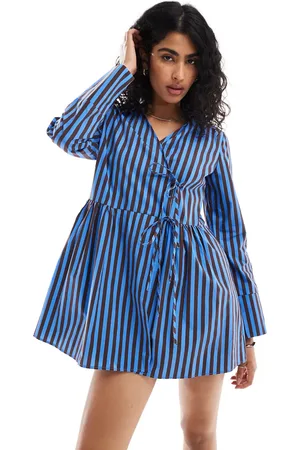 ASOS Vestido camisero corto negro y azul a rayas con detalle de lazada asimétrica de popelina de -Multicolor