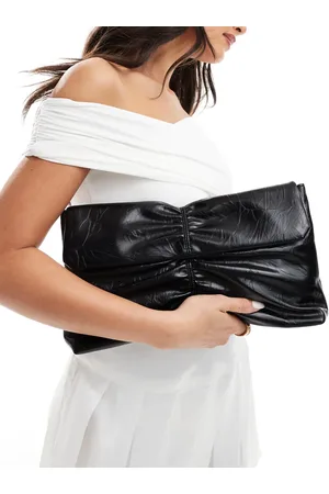 Glamorous Bolso clutch fruncido de charol de