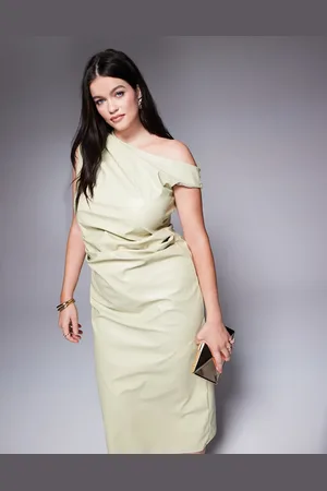 ASOS Vestido midi con escote asimétrico de poliuretano de ASOS DESIGN Curve