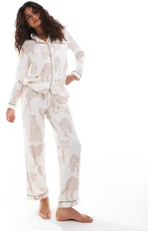 Chelsea Peers Pijama color de pantalones y camiseta de manga larga con estampado de leopardos y cuello de solapas de -Blanco