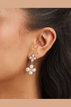 True Decadence Pendientes dorados con diseño colgante en forma de flor de perlas de