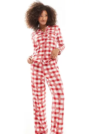 Chelsea Peers Pijama a cuadros de pantalones y top de manga larga con estampado de Navidad de copos de nieve exclusivo de -Rojo