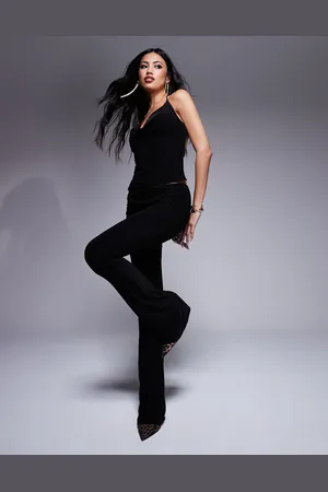 Fashionkilla Pantalones de campana negros ceñidos con cinturilla de pico, diseño de dos capas y detalle retorcido de (parte de un conjunto)