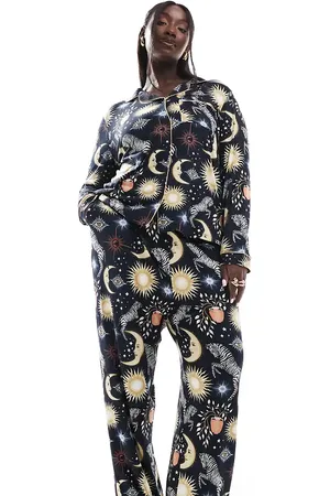 Chelsea Peers Pijama de top de manga corta con cuello de solapas y pantalones cortos con estampado de cebras y lunas exclusivo de Curve