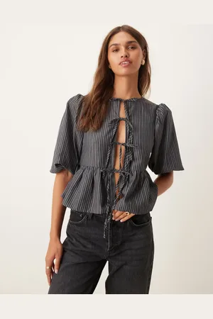 Glamorous Blusa a rayas grises y negras con mangas abullonadas, lazada delantera y sobrefalda de popelina de -Azul marino