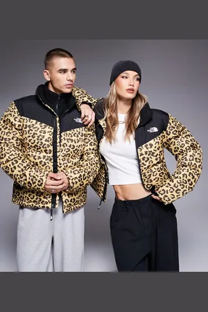 The North Face Chaqueta acolchada con estampado de leopardo y logo Saikuru exclusiva en ASOS de