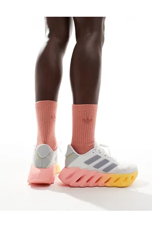 adidas Zapatillas de deporte blancas y naranjas Switch FWD 2 de adidas Running