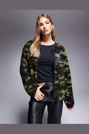 ASOS Polar con cremallera y estampado de camuflaje de borreguito de Weekend Collective-Multicolor