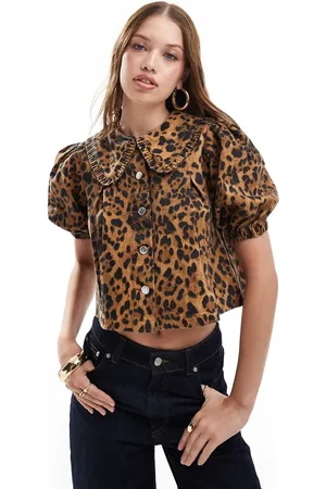Miss Selfridge Blusa vaquera con estampado de leopardo y volantes en las solapas de -Multicolor