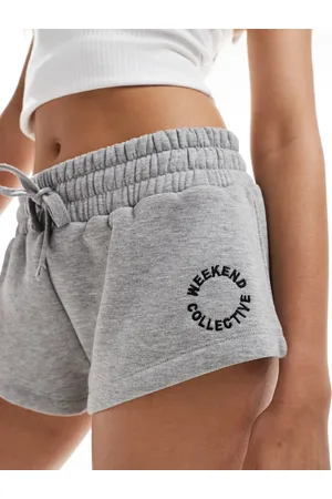 ASOS Pantalones muy cortos gris jaspeado de punto liso de Weekend Collective