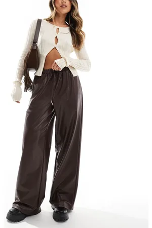 ASOS Pantalones marrón de pernera ancha con lazada en la cintura de tejido efecto cuero de
