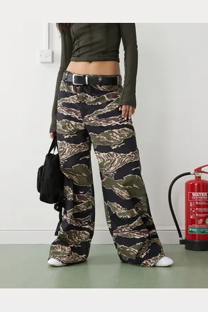 COLLUSION Pantalones multicolores de corte skater con estampado de camuflaje de