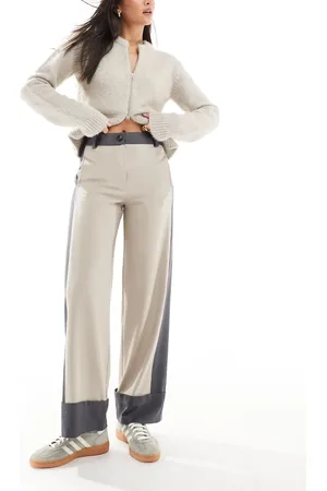 ASOS Pantalones color con bajos vueltos y paneles en contraste de -Beis neutro