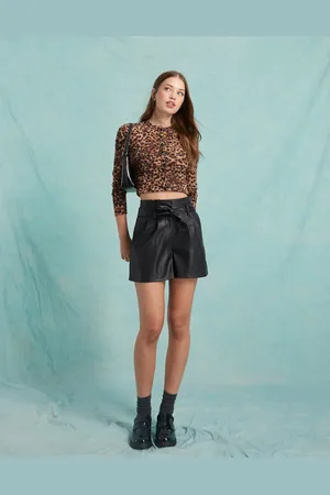 Miss Selfridge Pantalones cortos negros con bolsillo en forma de corazón de cuero sintético de