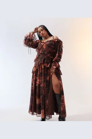 ASOS Vestido largo burdeos escalonado con estampado floral, escote Bardot y volantes de ASOS DESIGN Curve-Multicolor